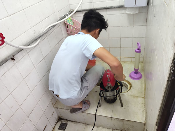 遂昌管道堵塞冒臭气 专业师傅现场解决问题